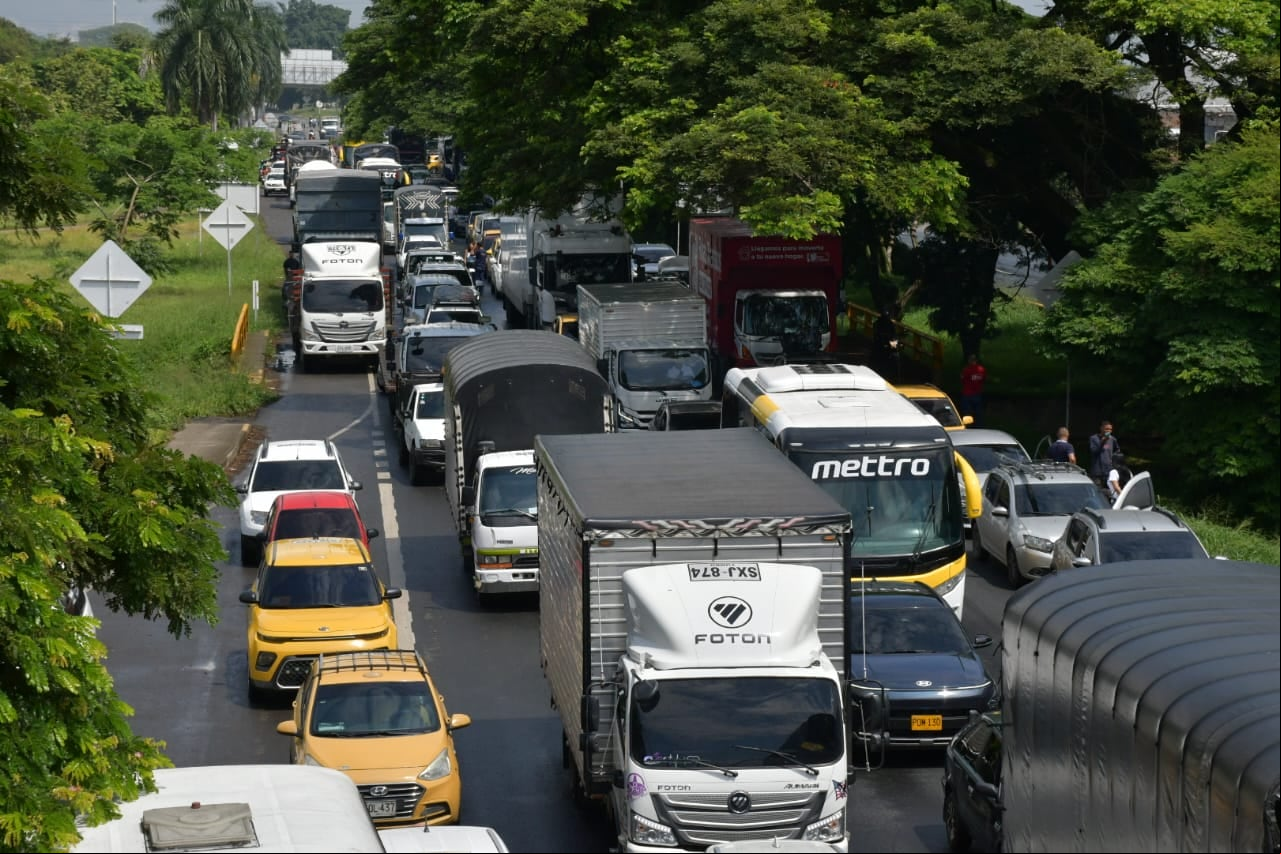 Bloqueo en la vía Palmira-Cali por protestas de habitantes de La Dolores.