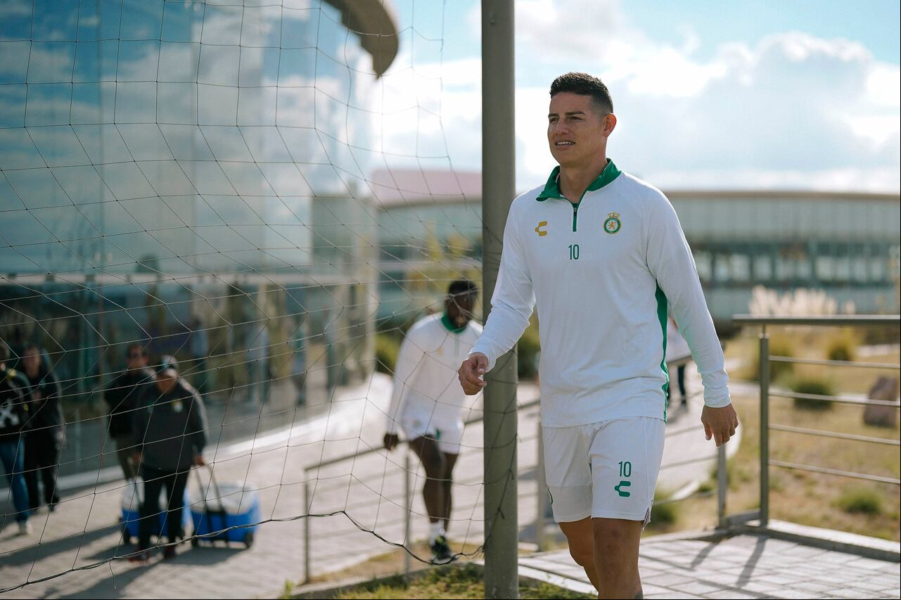 James Rodríguez llegando a la sede del Club León