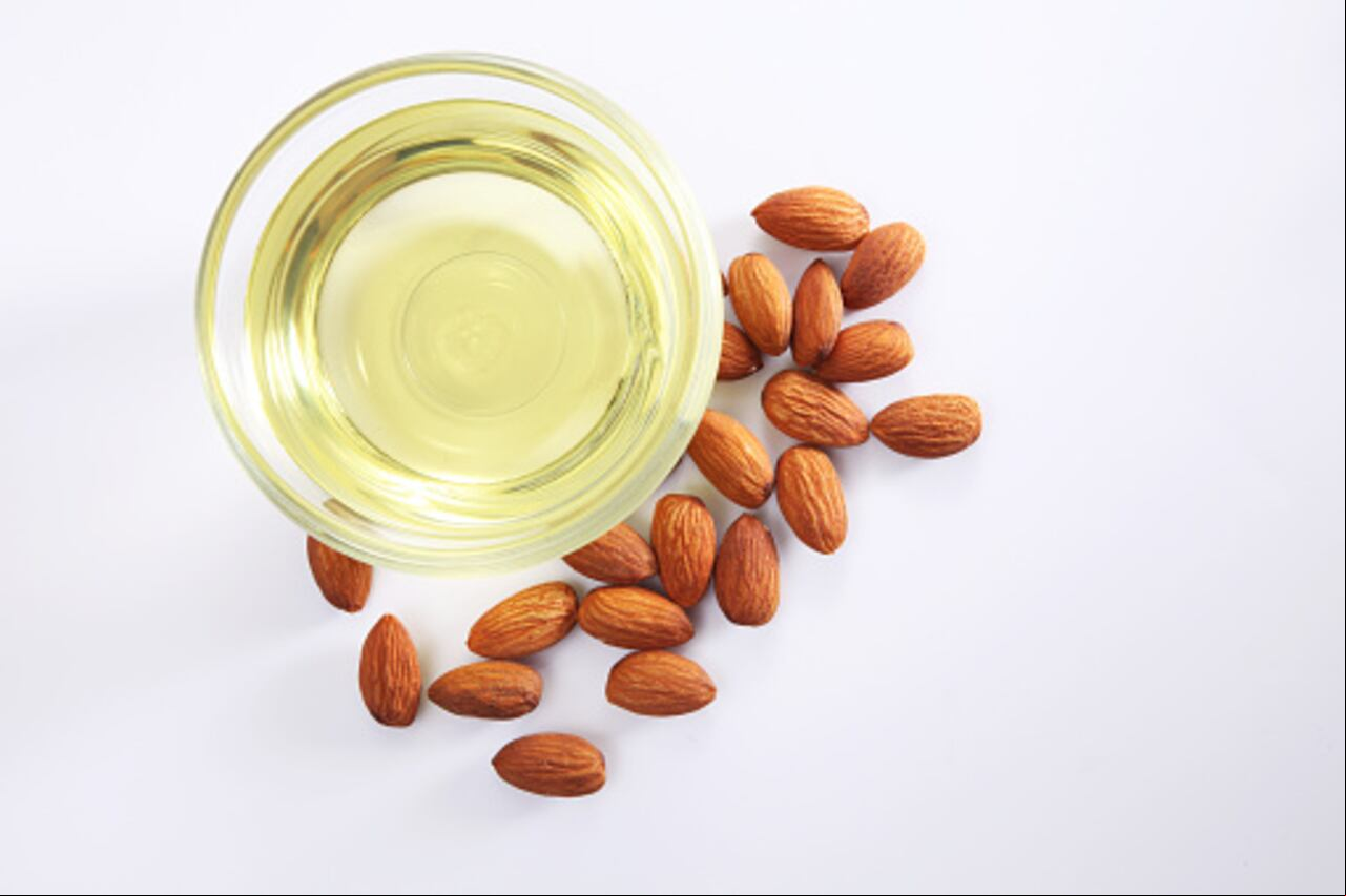Se añaden a estas propiedades las vitaminas A, B, K y especialmente vitamina E, esta última un potente antioxidante y principal aliado en la lucha contra el envejecimiento de la piel.