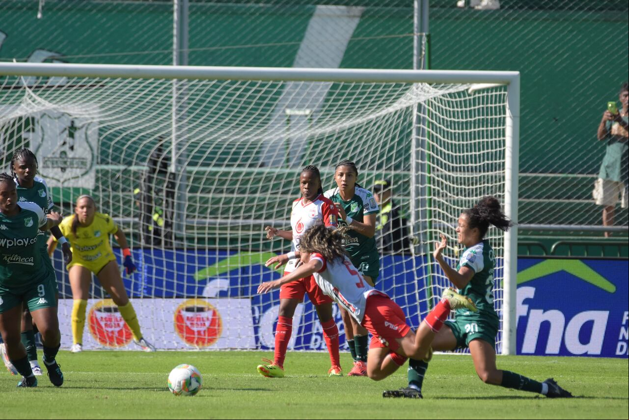 Imagen del partido de ida de la final de la Liga Femenina 2024 entre Deportivo Cali e Independiente Santa Fe.