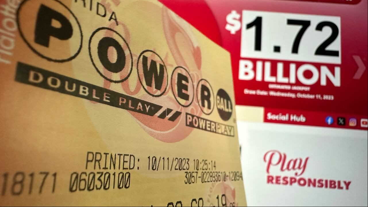 Un boleto de la lotería Powerball, fotografiado el 11 de octubre de 2023, en Surfside, Florida. (AP Foto/Wilfredo Lee)