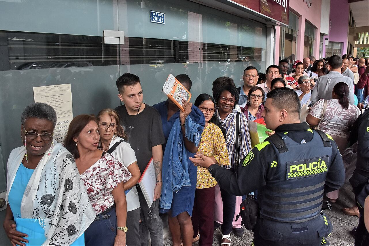Cientos de Maestros se encuentran a las afueras de la Fiduprevisora en busca de una solución para la entrega de sus medicamentos y órdenes para exámenes con especialistas.