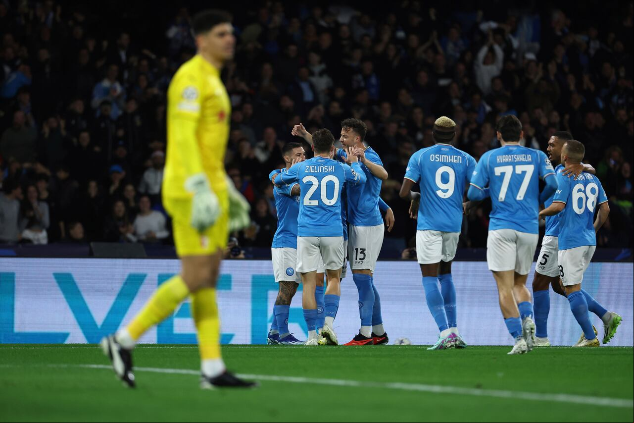 Matteo Politano del Napoli celebra con sus compañeros después de anotar el primer gol del partido durante el partido de fútbol del grupo C de la Liga de Campeones entre Napoli y Braga en el estadio Diego Armando Maradona en Nápoles, Italia, el martes 12 de diciembre de 2023. (Alessandro Garofalo/LaPresse vía AP)
