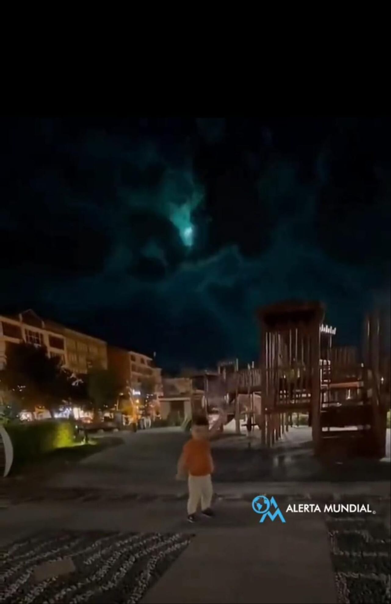 El meteorito dejó algunos destellos en el cielo de color azul.