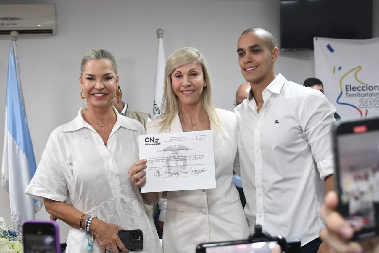 La gobernadora electa, Dilian Francisca Toro, junto a su hermana e hijo.