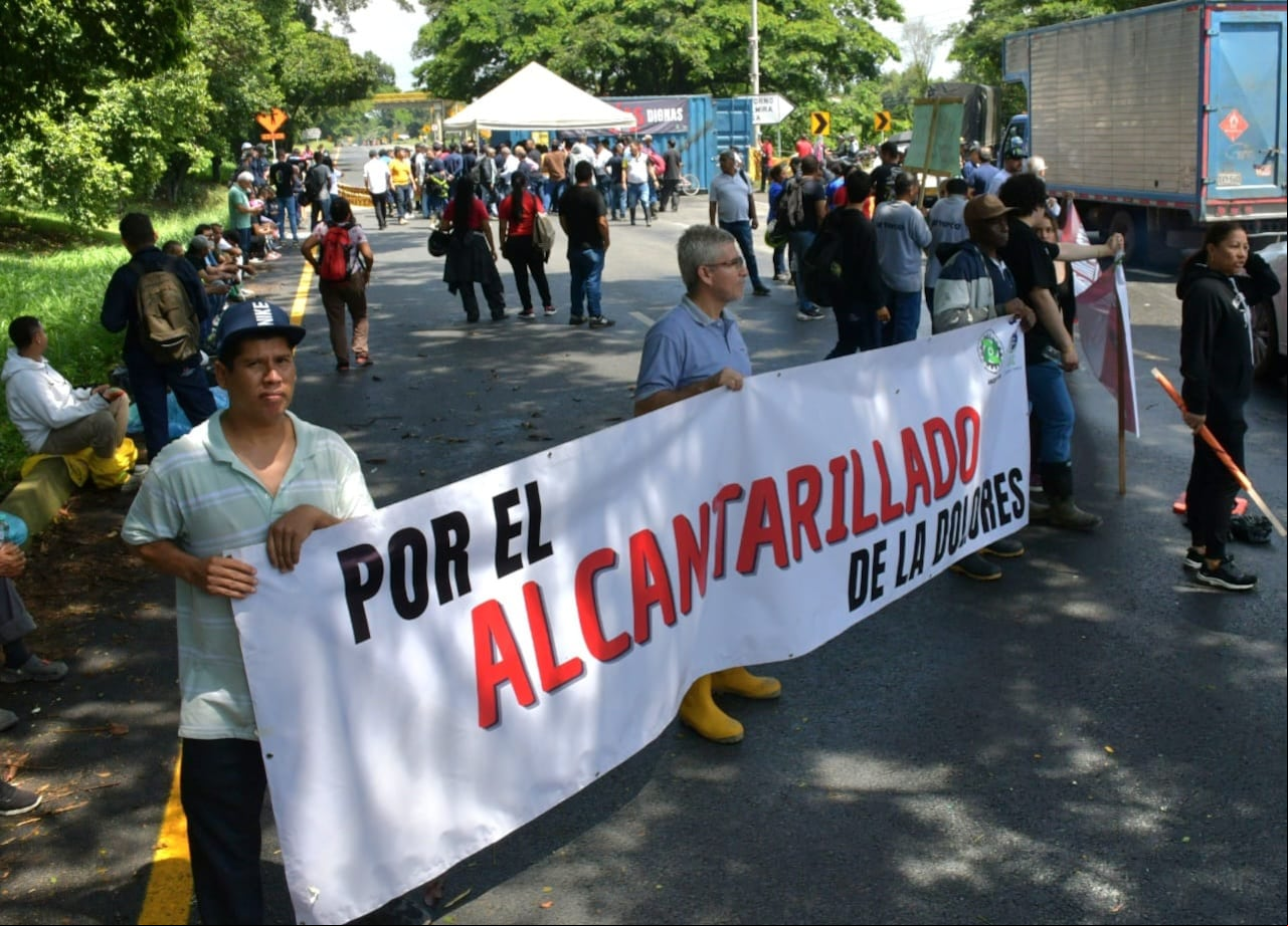 Bloqueo en la vía Palmira-Cali por protestas de habitantes de La Dolores.