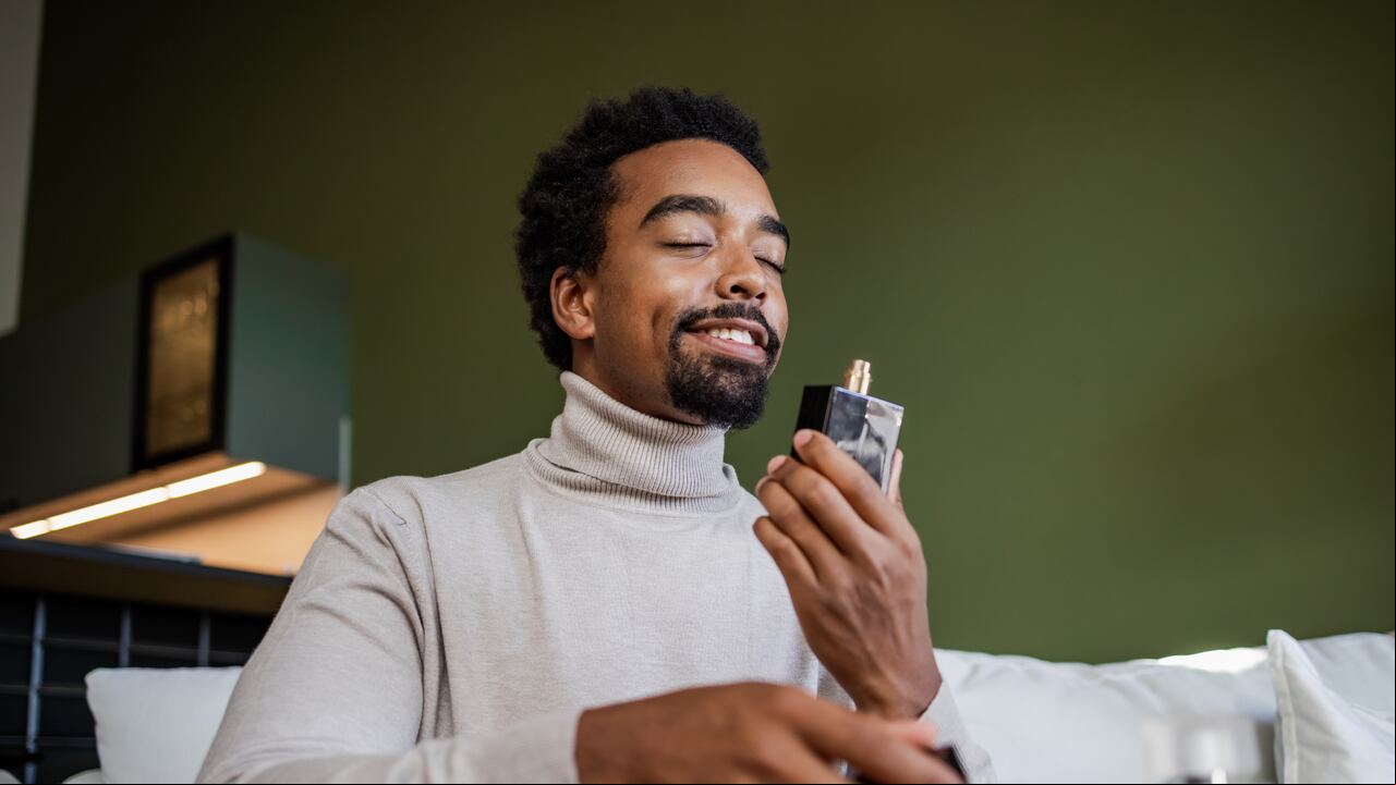 Un perfume es buen regalo en día de amor y amistad.
