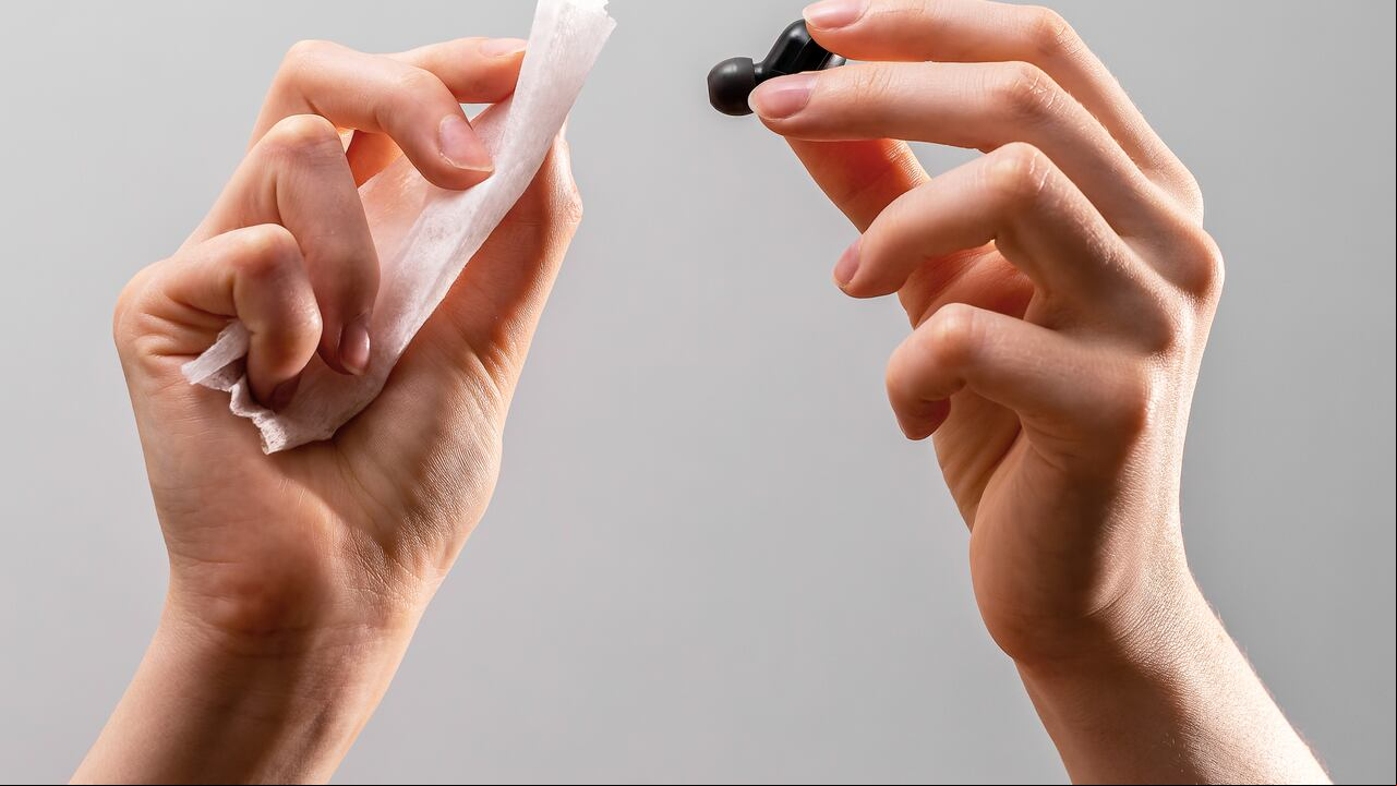 Evite daños innecesarios: métodos efectivos para limpiar y desinfectar auriculares.