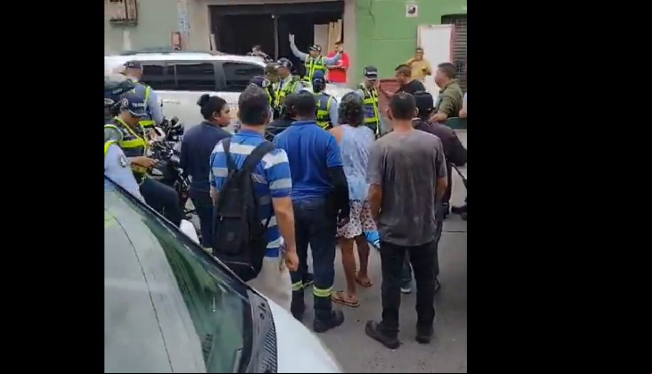 El ciudadano, al parecer, intentó agredir a una agente de tránsito.