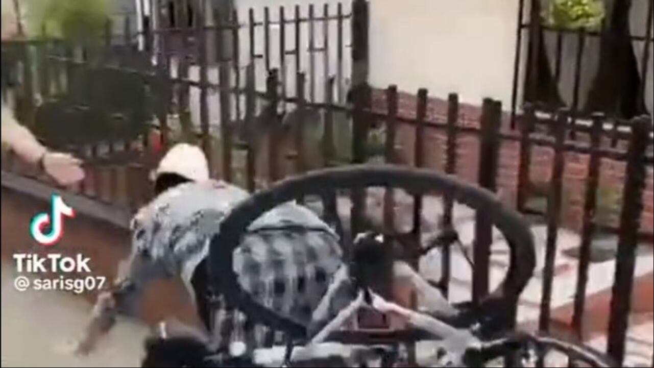 Suso se ve envuelto en un impresionante accidente en bicicleta que es registrado por los vecinos.