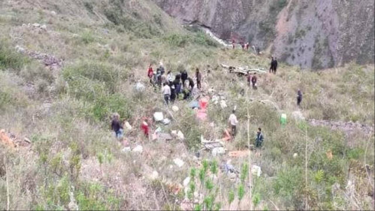El vehículo cayó a más de 3.250 metros de altitud.