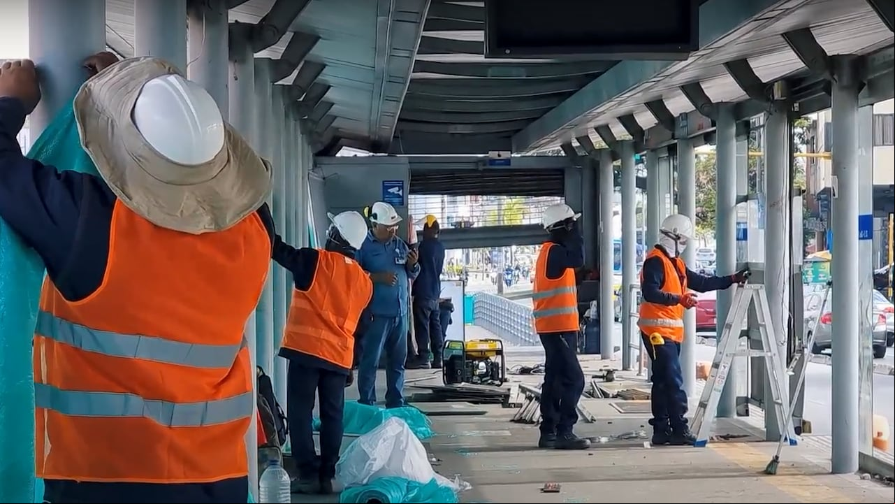 Los trabajadores se dividen en varios frentes para atender las reparaciones que cada estación necesita de manera simultánea.