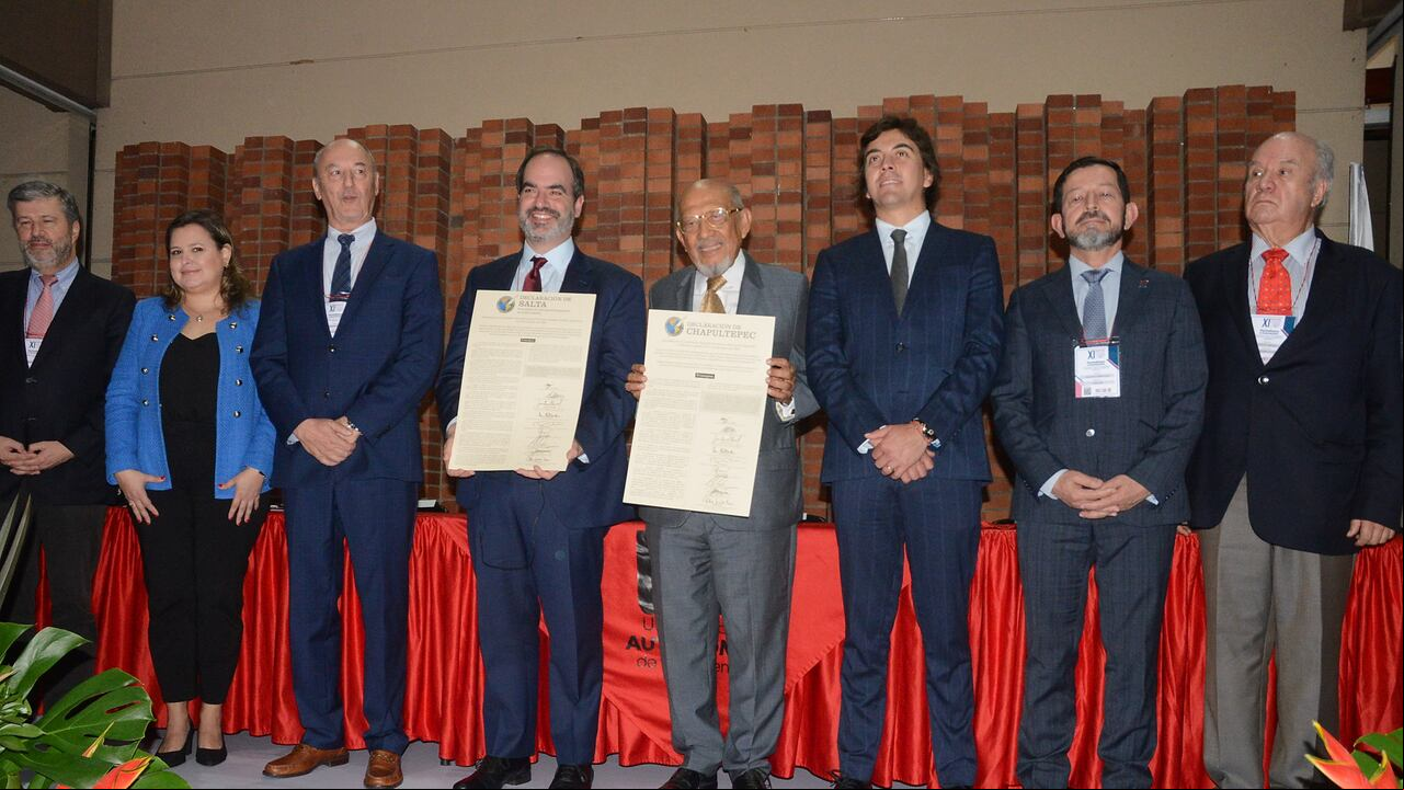 Cali: Firma del acuerdo de Chapultepec y Salta para la libertad de prensa que se hace por primera vez en Cali. El evento estuvo encabezado por Michael Greenspon, Director de SIP. El Evento se realizó en Universidad Autónoma de Occidente