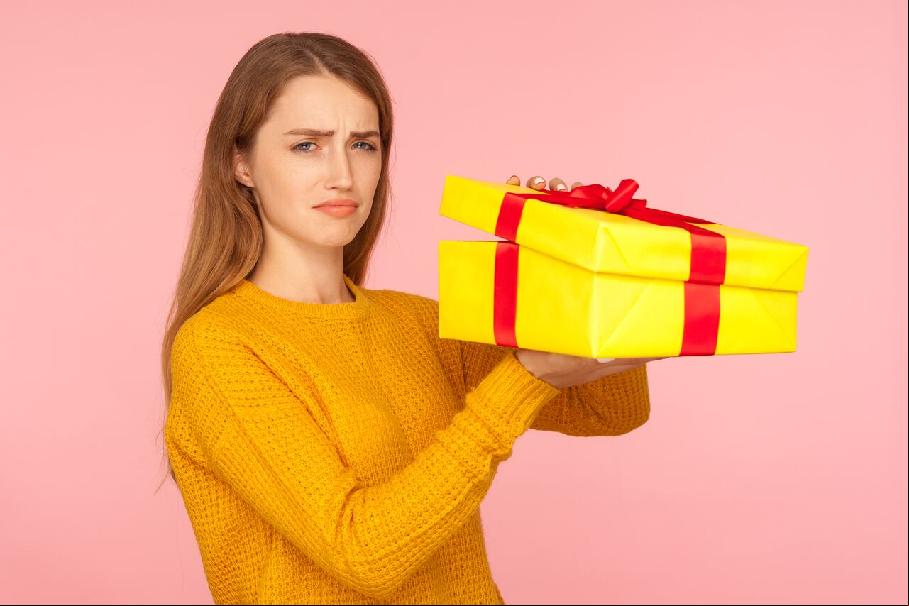 La elección de regalos impersonales o genéricos, según la IA, podría interpretarse como una falta de consideración, debilitando conexiones emocionales y contribuyendo a atraer situaciones indeseadas.