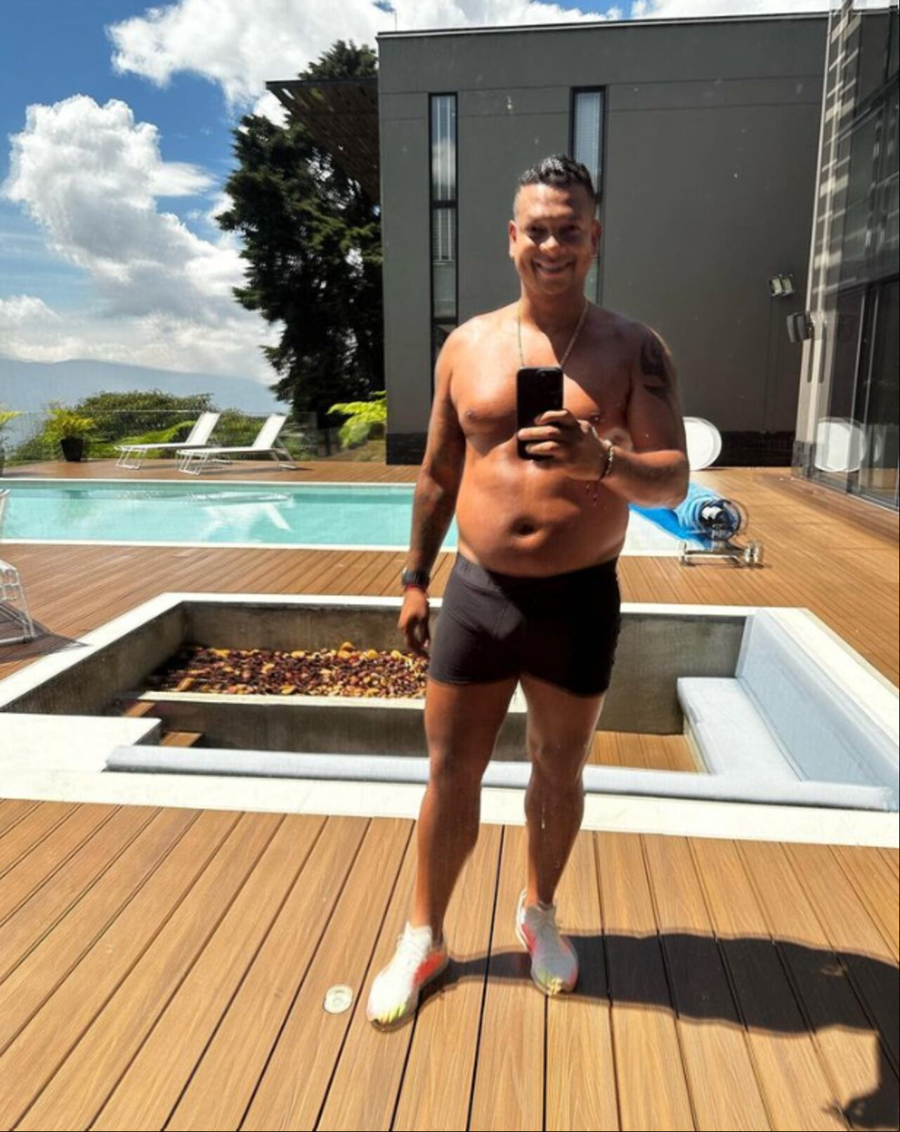 El exfutbolista compartió esta foto en sus redes sociales mostrando su actual estado físico.