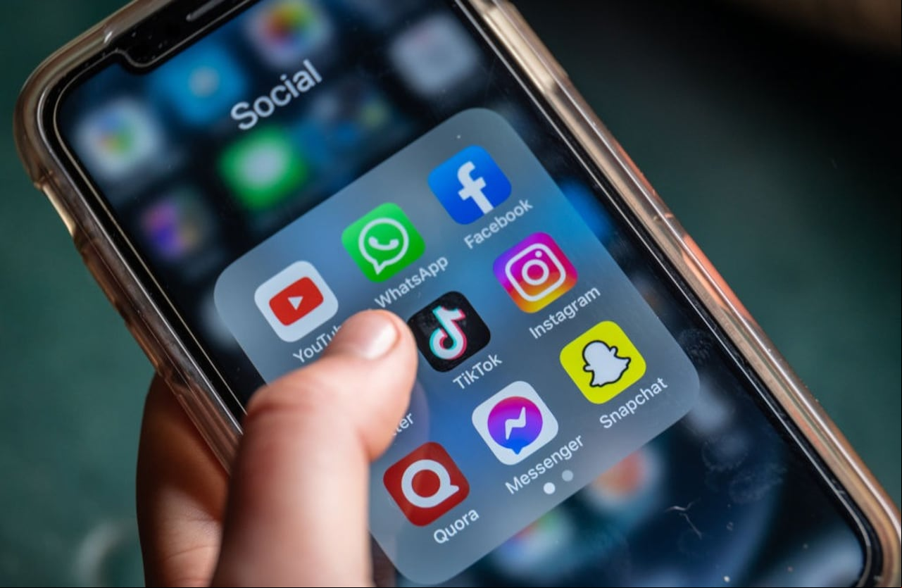 Las redes sociales son una de las principales vías por medio de las cuales los delincuentes envían mensajes engañosos para estafar a los ciudadanos.