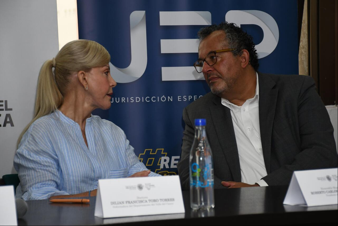 Gobernadora del Valle del Cauca, Dilian Francisca Toro, y presidente de la JEP, Roberto Vidal.