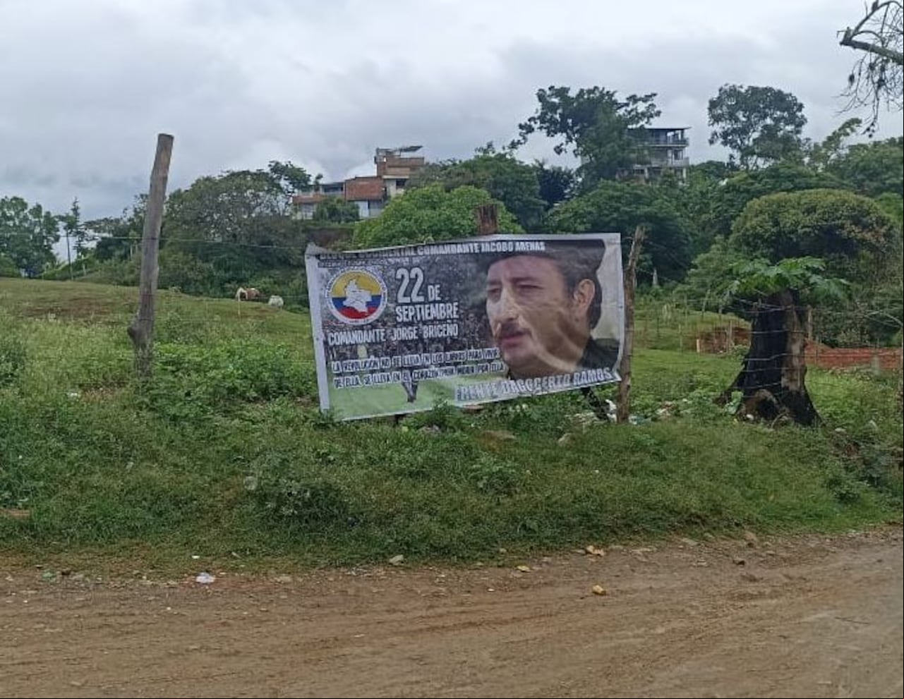 Las comunidades campesinas e indígenas del municipio de Santander de Quilichao, Cauca, se encontraron con estas pancartas alusivas a las disidencias de las Farc.