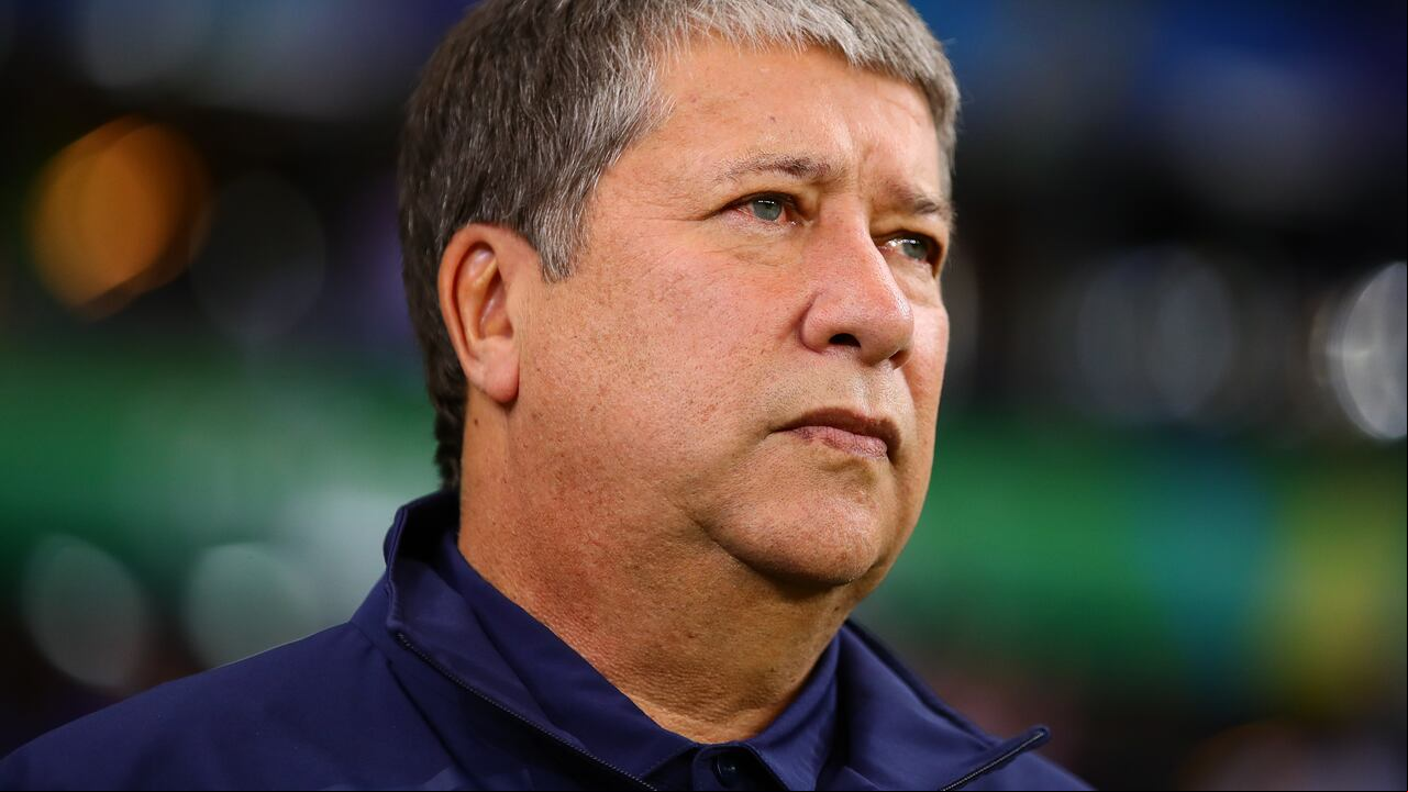 Bolillo Gómez en partido de fútbol desde la raya técnica