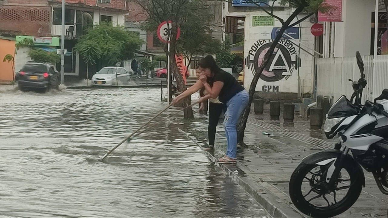 Debido a las fuertes lluvias, en distintos barrios de Cali se presentaron inundaciones y cortos circuitos.