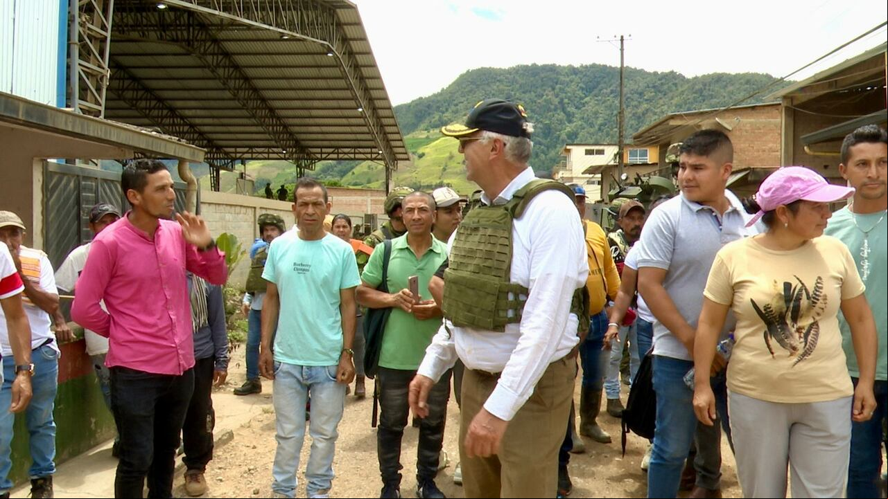 El Ministro Iván Velásquez recorrió algunas calles del corregimiento de El Plateado luego que el Ejército tomara el control de este poblado tras varias horas de combates con las disidencias de las Farc.