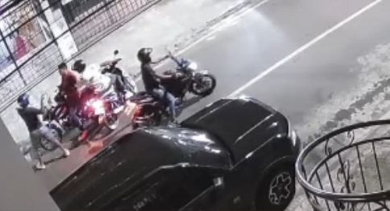 El hurto fue cometido por cuatro hombres que se movilizaban en moto.