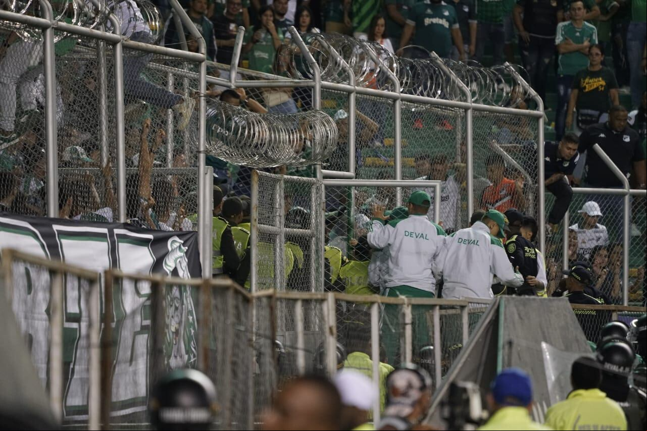 La Policía ingresó a la tribuna norte para controlar la situación con los hinchas.