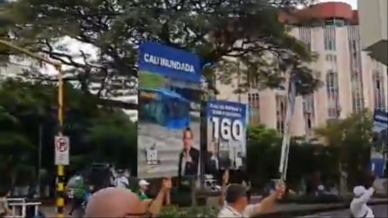 Trabajadores afiliados a la Unión Sindical Emcali, USE, protestan frente al CAM