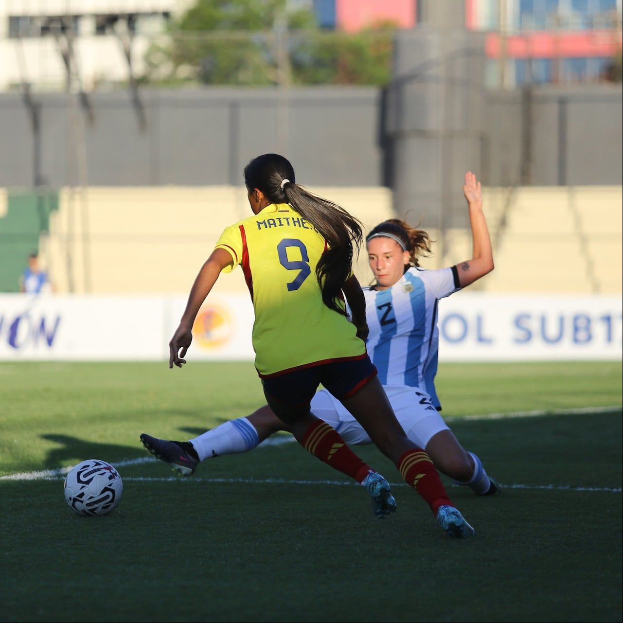 La delantera de Colombia, Maithe López, deja en camino a una jugadora de Argentina en el Sudamericano Femenino Sub-17 del 2024.