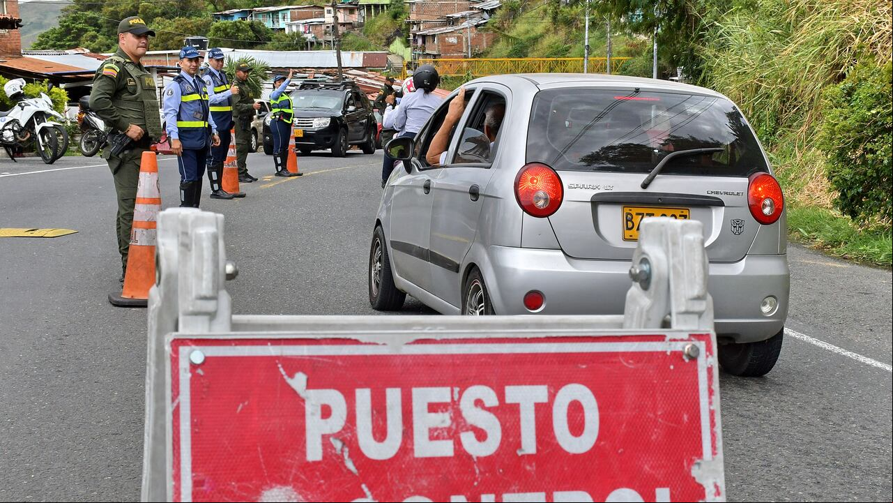 Este lunes termina el puente festivo de julio y con él, el viaje de miles de vallecaucanos que dejaron sus hogares desde el viernes o sábado para pasar un fin de semana divertido y de distracción de las dinámicas regulares de la semana. Las autoridades de tránsito, tanto departamentales como distritales en Cali, anunciaron un robusto operativo para permitir que todo fluya con tranquilidad. Fotos Raúl Palacios / El Pais / 3 de Julio del 2023 Cali.