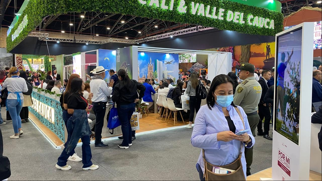 El stand del Valle del Cauca y Cali promociona las riquezas turísticas y culturales de la región.