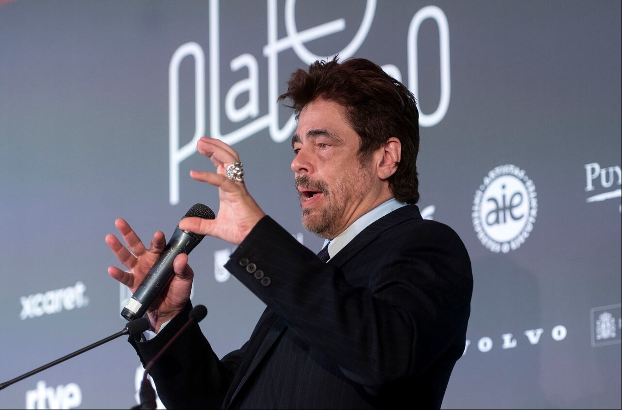El actor Benicio del Toro interviene para agradecer el premio de Honor de la 10ª edición de los Premios Platino, en el Hotel Intercontinental, a 21 de abril de 2023, en Madrid (España). El actor y productor puertorriqueño recibe el Premio de Honor de este año en reconocimiento a su carrera interpretativa. Con una participación en casi 50 películas y una decena de series de televisión, Benicio del Toro, ganador de un premio Oscar, un Globo de oro, un BAFTA, dos premios Independent Spirit, un premio del Sindicato de Actores, el Oso de Plata del Festival de Berlín y la Palma de Oro del Festival de Cannes, es uno de los máximos representantes del cine iberoamericano en el mundo.
21 ABRIL 2023;PALTINO;CINE;PREMIOS PLATINO;
Alberto Ortega / Europa Press
21/4/2023