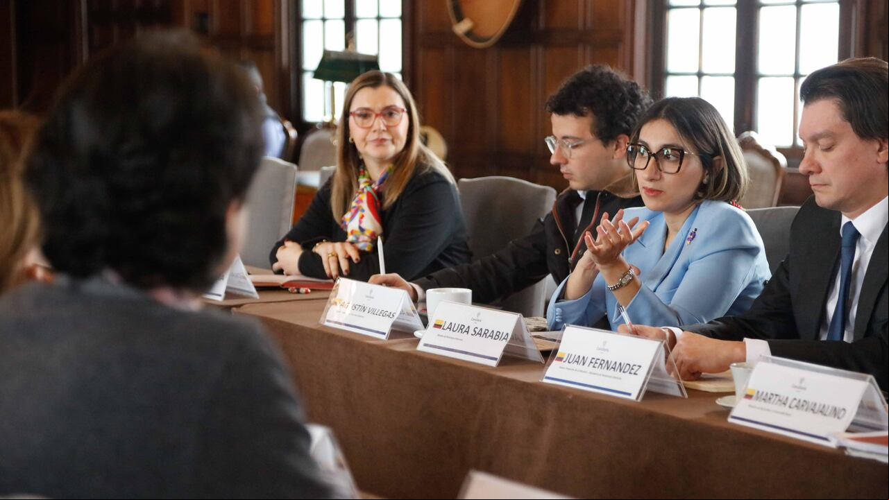 La canciller Laura Sarabia encabeza la reunión.