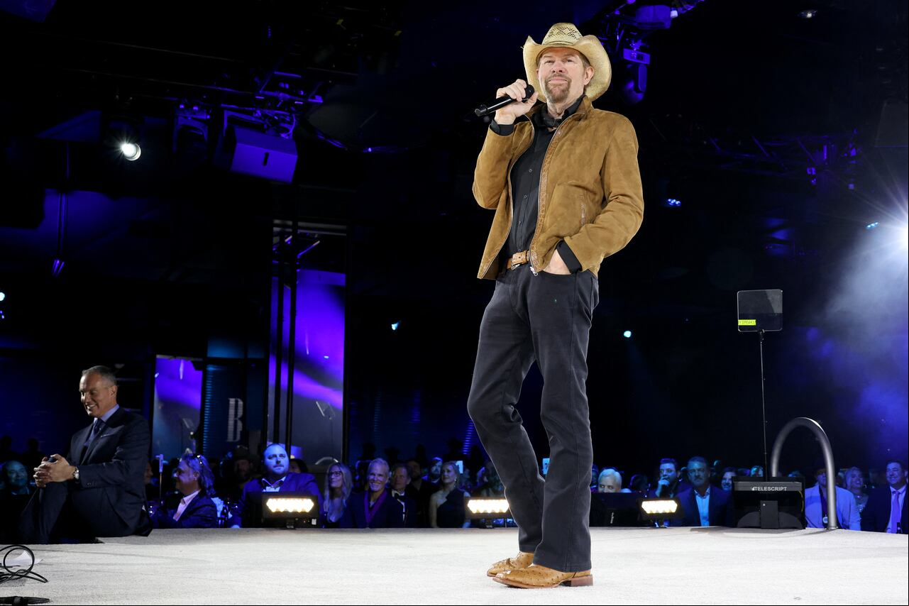 Toby Keith actúa en el escenario para el premio BMI Icon Award durante los premios BMI Country Awards 2022 en BMI el 8 de noviembre de 2022 en Nashville, Tennessee. Jason Kempin/Getty Images for BMI/AFP (Photo by Jason Kempin / GETTY IMAGES NORTH AMERICA / Getty Images via AFP)