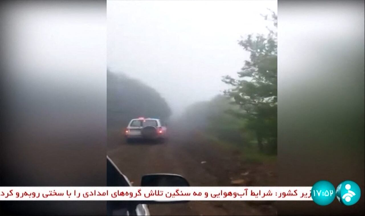 Esta imagen tomada de un video distribuido por la cadena de televisión estatal iraní IRINN el 19 de mayo de 2024 muestra a los rescatistas dirigiéndose hacia el lugar del "accidente" que involucró a un helicóptero en el convoy del presidente de Irán en la región de Jofa, en la provincia occidental de Oriente. Azerbaiyán. (Foto de IRINN / AFP)