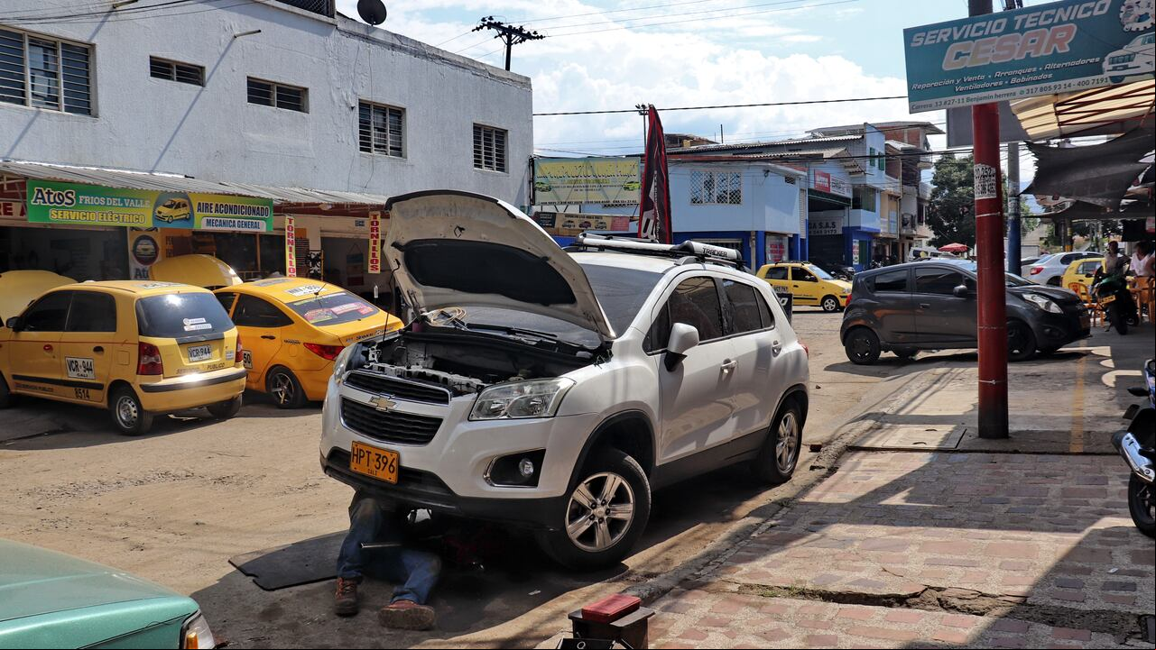 Opertaivos para cerra los talleres del barrio Benjamín Herrera en el centro de Cali tienen en riesgo a mas de mil trabajadores.