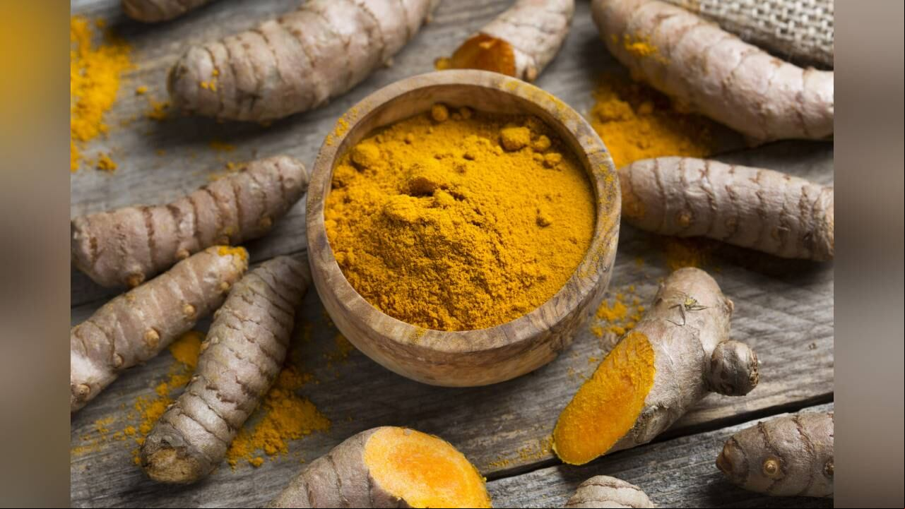 La cúrcuma ayuda a mitigar el hormigueo, ya sea en una preparación casera como una crema o como suplemento. Foto: GettyImages.