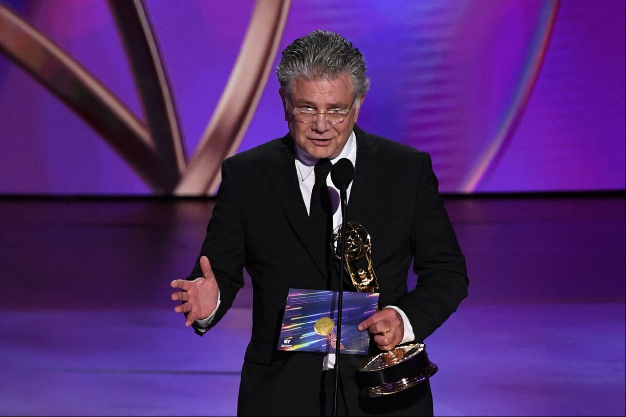 Steven Zaillian acepta el premio por �Ripley" durante la edición 76 de los Emmy en el teato de Los Ángeles (Photo by VALERIE MACON / AFP)