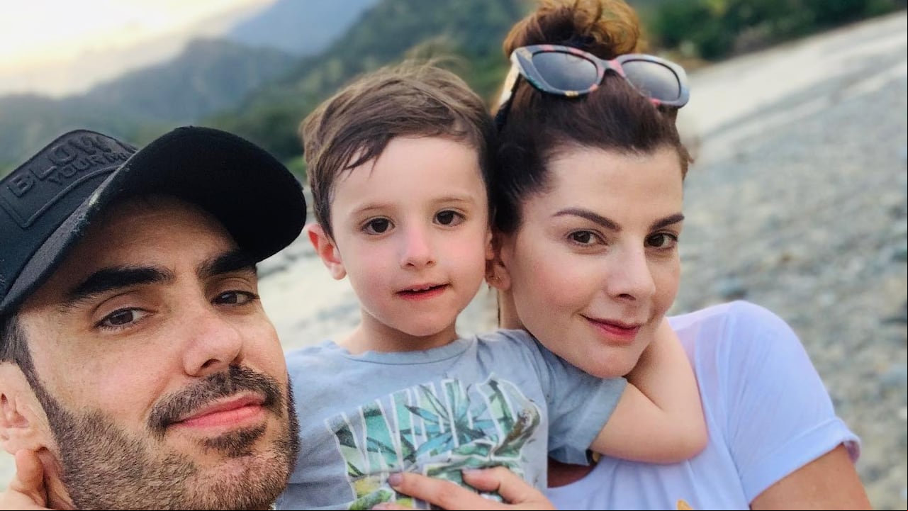 Lincoln Palomeque y Carolina Cruz junto a su hijo mayor, Matías