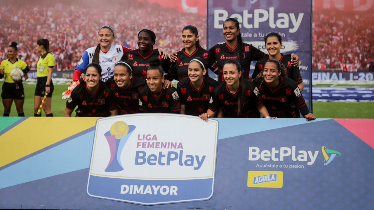 Imagen del partido de ida de la Final de la Liga Femenina 2023, entre Independiente Santa Fe y América de Cali, en el estadio El Campín de Bogotá.