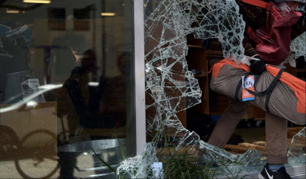 Los delincuentes salen con varios objetos hurtados de las tiendas atacadas