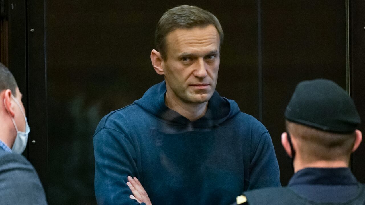 (ARCHIVOS) El líder de la oposición rusa Alexei Navalni murió el 16 de febrero de 2024 en la colonia penitenciaria del Ártico donde cumplía una condena de 19 años, dijo el servicio penitenciario federal de Rusia en un comunicado. (Foto de Handout / Servicio de prensa del Tribunal Municipal de Moscú / AFP)