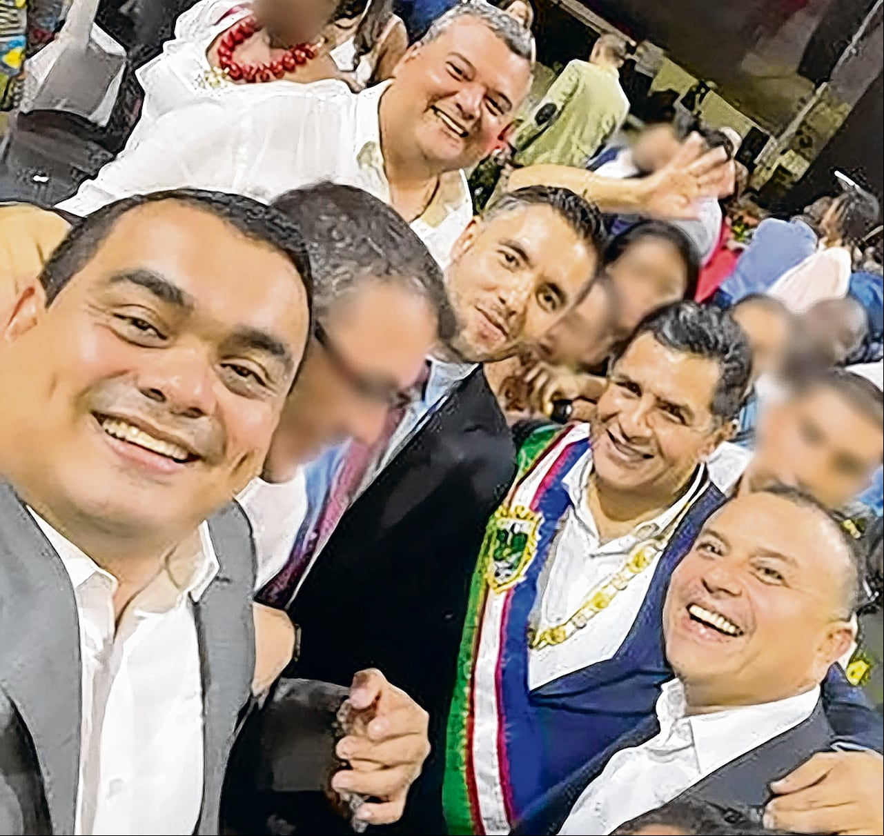 Estas imagen muestra a Juan Carlos Abadía durante el acto de posesión de Jorge Iván Ospina, acompañado del senador Álvaro Monedero (arriba), el exconcejal Miltón Castrillón y a la izquierda en primer plano Arturo Fernández, exgerente comercial de Emcali (primer plano).
Foto: Tomada de la cuenta de X (anteriormente Twitter) La Voz del Pueblo / El País