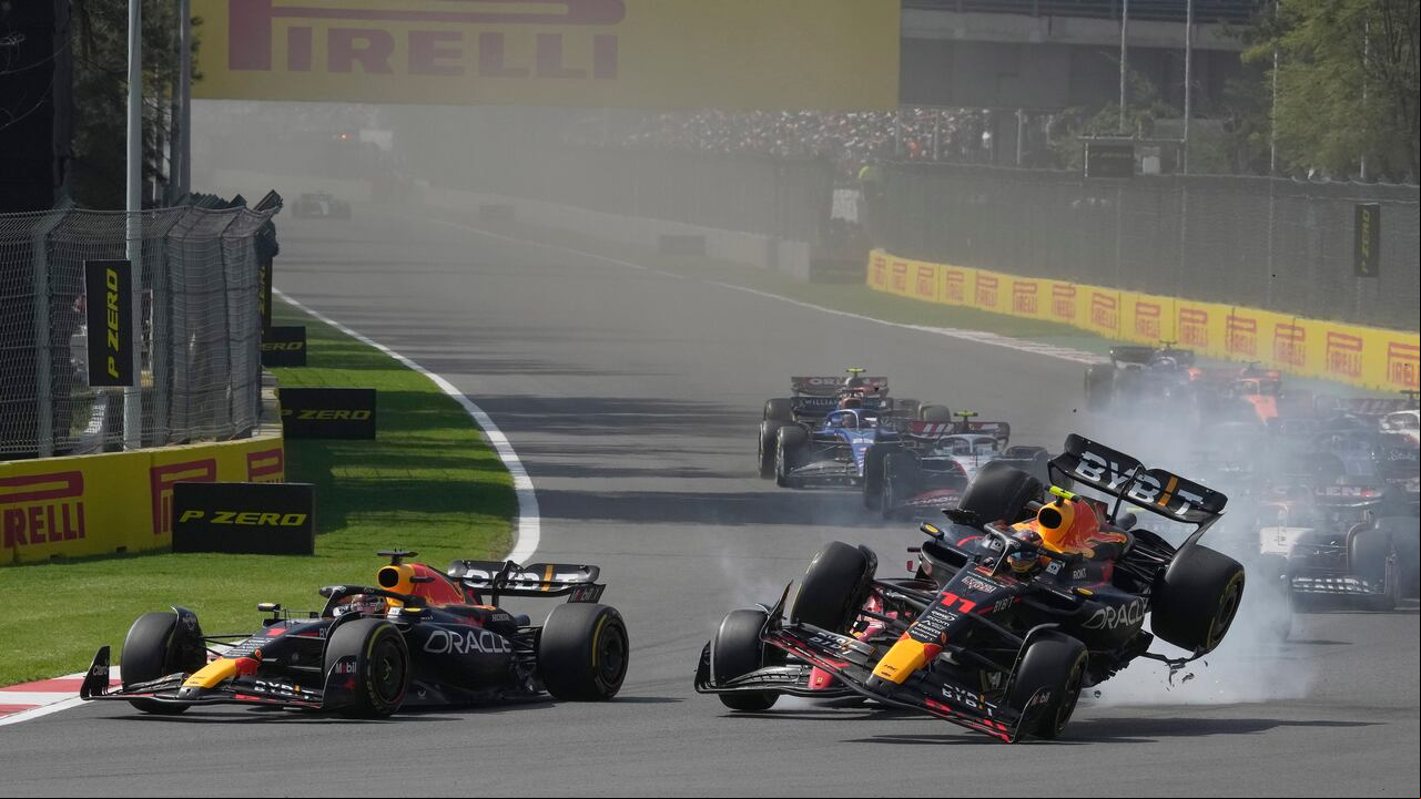 El piloto de Red Bull Sergio Pérez de México, al frente, choca con el piloto de Ferrari Charles Leclerc de Mónaco al inicio de la carrera automovilística del Gran Premio de México de Fórmula Uno en el autódromo Hermanos Rodríguez en la Ciudad de México, el domingo 29 de octubre de 2023. (Foto AP /Fernando Llano)