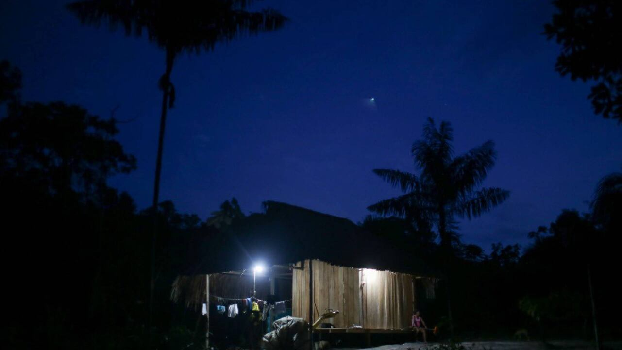 Se construyeron 94 sistemas de generación híbrida (es solares y plantas diésel) e instalaron 905 medidores prepago en las viviendas.