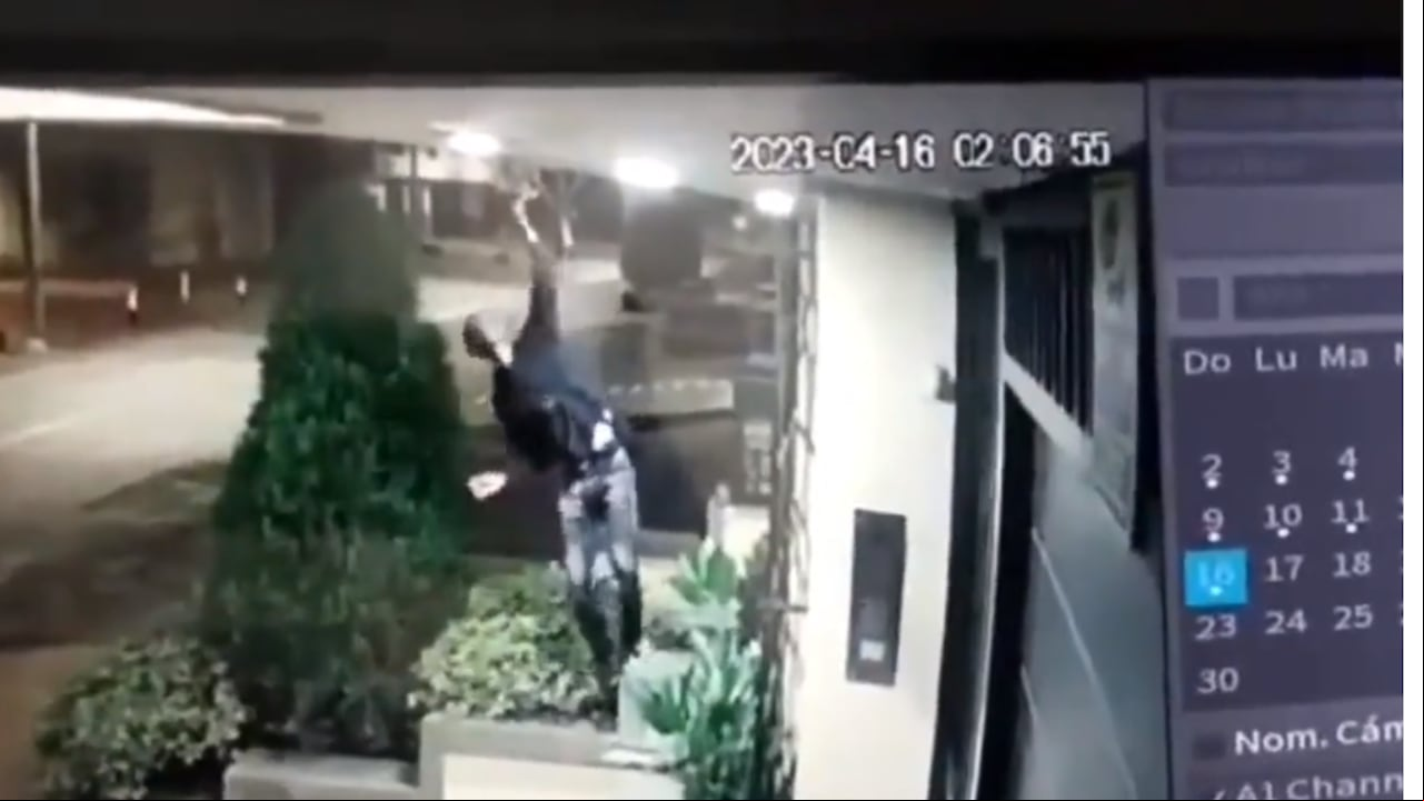 Por balcones y paredes, hombre estaría escalando viviendas para cometer hurtos.