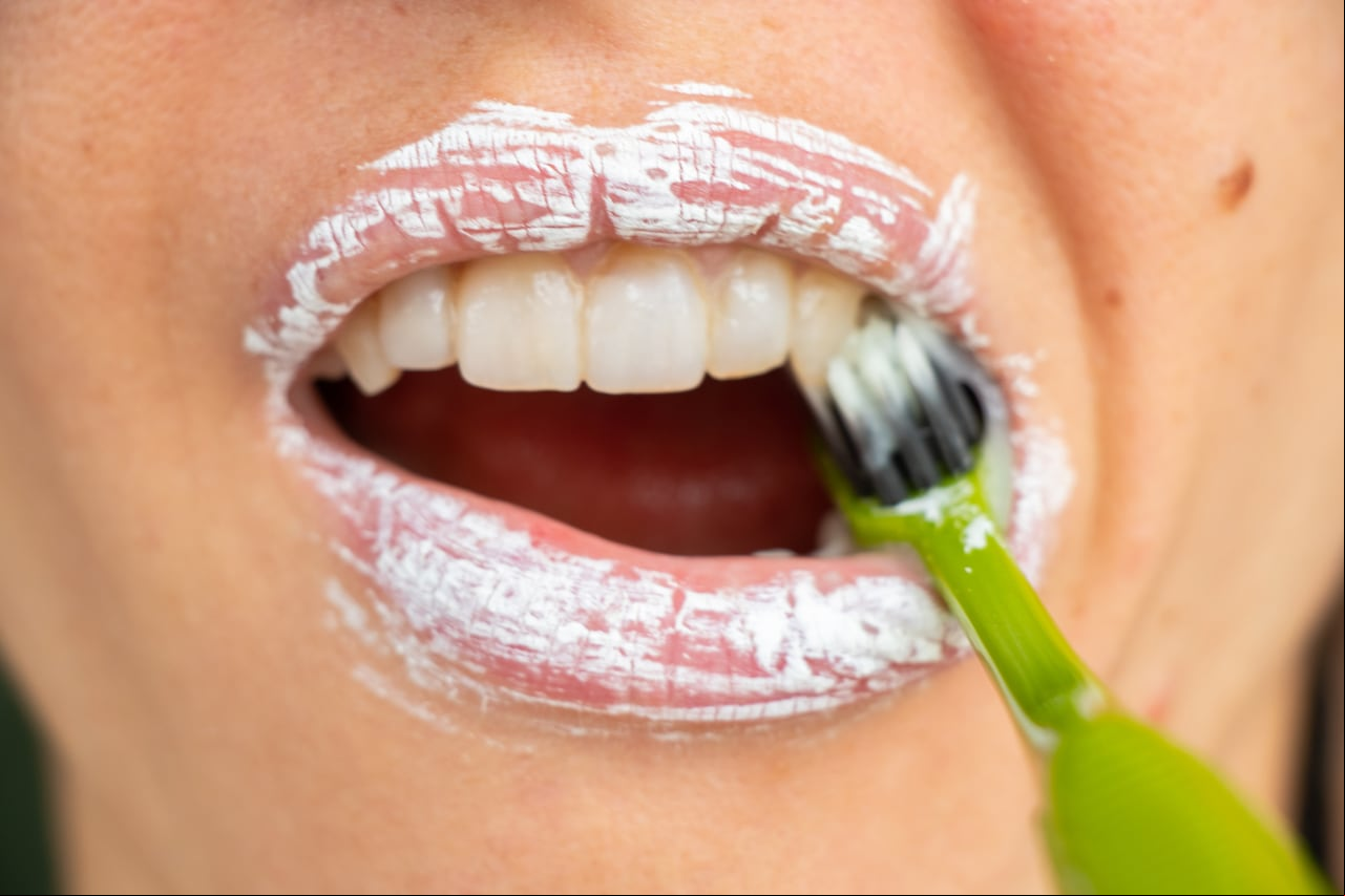 La exposición constante al sol, viento y frío puede causar sequedad y grietas en los labios, problemas que la exfoliación puede ayudar a prevenir y tratar eficazmente.