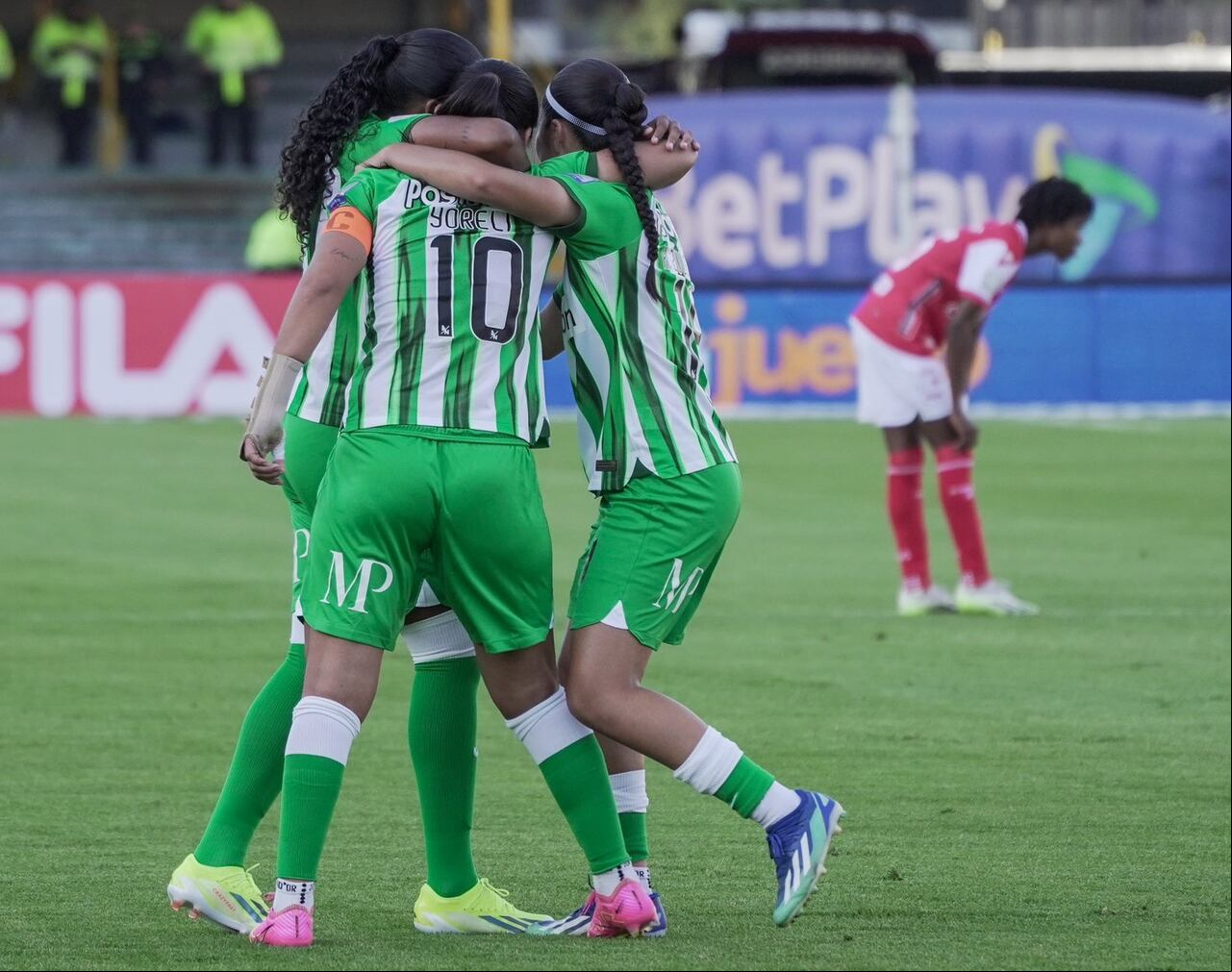Jugadoras del Atlético Nacional Femenino celebran el primer gol del partido contra Independiente Santa Fe Femenino.