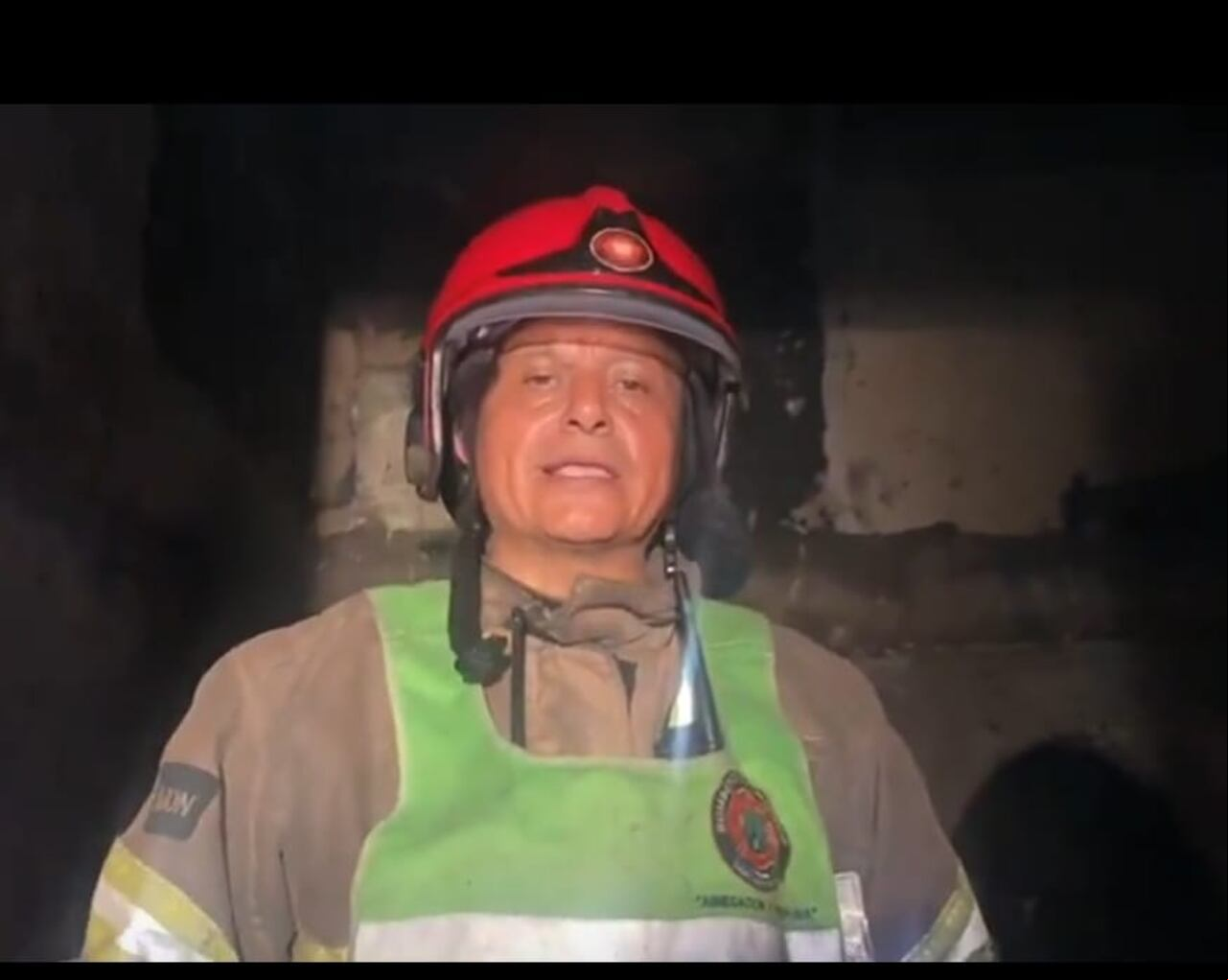 El sargento Pedro Sánchez, del Cuerpo de Bomberos de Cali, entregó un reporte de la emergencia en el barrio Sucre. Foto tomada de vídeo.