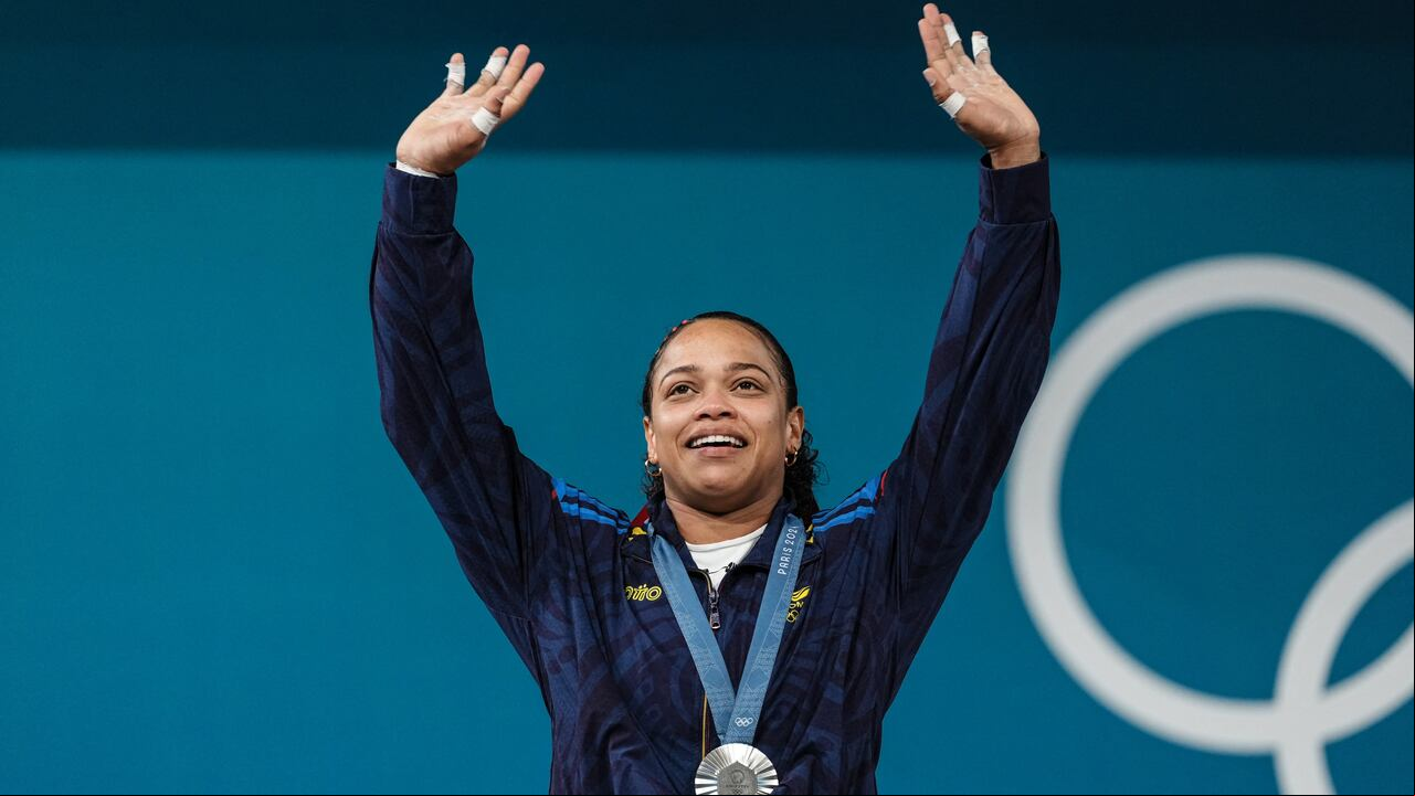 La pesista Mari Leivis Sánchez luciendo su medalla de plata.